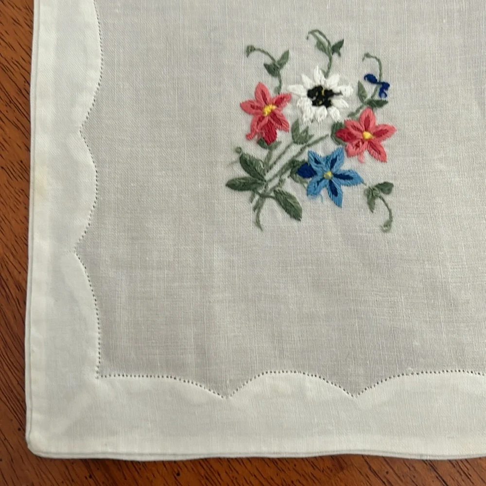 Beautifully embroidered tablecloth made in Switzerland with 4 napkins